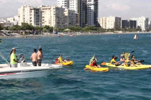 Όταν οι ΛΕΟΝΤΕΣ... κιτρίνισαν τη θάλασσα της Λεμεσού!