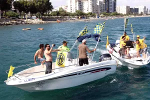 Όταν οι ΛΕΟΝΤΕΣ... κιτρίνισαν τη θάλασσα της Λεμεσού!