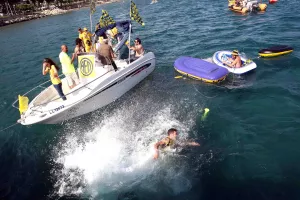 Όταν οι ΛΕΟΝΤΕΣ... κιτρίνισαν τη θάλασσα της Λεμεσού!