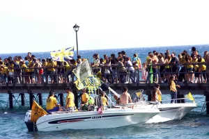 Όταν οι ΛΕΟΝΤΕΣ... κιτρίνισαν τη θάλασσα της Λεμεσού!
