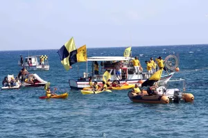 Όταν οι ΛΕΟΝΤΕΣ... κιτρίνισαν τη θάλασσα της Λεμεσού!