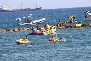 Όταν οι ΛΕΟΝΤΕΣ... κιτρίνισαν τη θάλασσα της Λεμεσού!