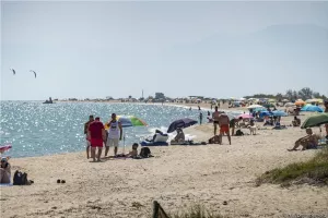 «Βούλιαξε» από κόσμο η παραλία/ΦΩΤΟΣ