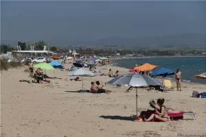 «Βούλιαξε» από κόσμο η παραλία/ΦΩΤΟΣ
