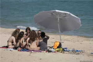 «Βούλιαξε» από κόσμο η παραλία/ΦΩΤΟΣ