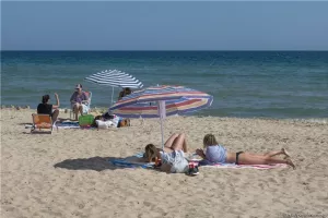 «Βούλιαξε» από κόσμο η παραλία/ΦΩΤΟΣ