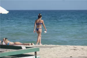 «Βούλιαξε» από κόσμο η παραλία/ΦΩΤΟΣ