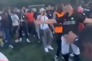 Νέο «ντου» φιλάθλων σε ποδοσφαιρικό ματς! (βίντεο/φώτος)
