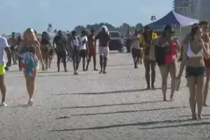 Άφησαν ΕΞΙ ΤΟΝΟΥΣ σκουπίδια στις παραλίες μετά το lockdown
