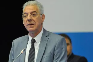 Yπουργός/"Δεν θα διστάσουμε αναθεώρηση ανοίγματος σχολείων"