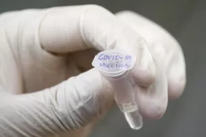 Στόχος το ΣΕΠΤΕΜΒΡΙΟ να κυκλοφορήσει το εμβόλιο/Ήδη 400 εκ. παραγγελίες!