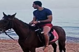 Χασάν: Η ιππασία στην Αίγυπτο και τα δύο σκυλιά του