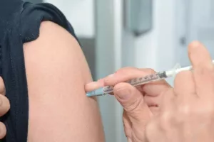 Αύριο διάσκεψη για το εμβόλιο του κορωνοϊού, με στόχο 7.5 δις