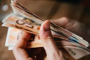 Ανακοινώθηκε νέο επίδομα €900 - Ποιοι το δικαιούνται