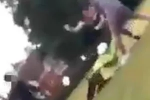 Έφηβοι επιτέθηκαν με κλωτσιές σε αστυνομικό! (ΒΙΝΤΕΟ με... γέλια)