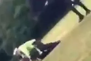 Έφηβοι επιτέθηκαν με κλωτσιές σε αστυνομικό! (ΒΙΝΤΕΟ με... γέλια)