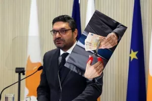 "Ψαλίδι" στους μισθούς στο δημόσιο; Η απάντηση του ΥΠΟΥΡΓΟΥ