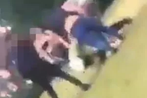 Έφηβοι επιτέθηκαν με κλωτσιές σε αστυνομικό! (ΒΙΝΤΕΟ με... γέλια)