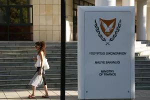 ΥΠΟΙΚ/ "Κόπηκαν" ταξίδια, υπερωρίες, επιδόματα
