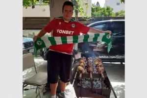 Πανηγυρίζει με κασκόλ και... σούβλες