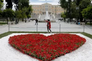 Κόκκινη καρδιά από 1.500 λουλούδια στο Σύνταγμα για τους γιατρούς!