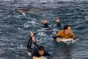 Η στιγμή που καρχαρίας «αιχμαλωτίζει» σέρφερ