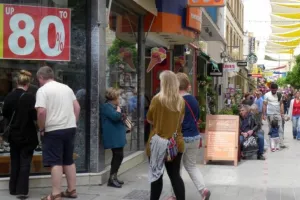 Ποιά καταστήματα ανοίγουν και ποια όχι από σήμερα