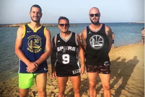 Με τ΄αδέρφια και... Μόνο Ομόνοια 