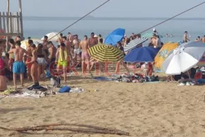 (ΦΩΤΟΣ/ΒΙΝΤΕΟ) Γέμισε κόσμο παραλία στην Κρήτη