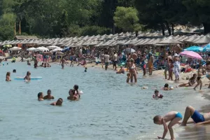 Ελλάδα/Το Σαββατοκύριακο ανοίγουν οι οργανωμένες παραλίες