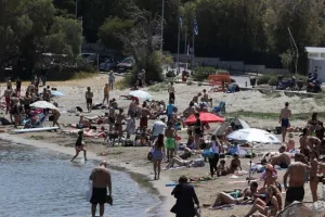 "Βούλιαξαν" οι παραλίες της Αττικής από κόσμο (ΦΩΤΟΣ)