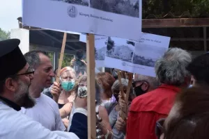 Διαδηλωτές συνεπλάκησαν με πιστούς! (φώτος/βίντεο) 