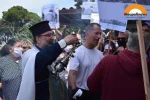 Διαδηλωτές συνεπλάκησαν με πιστούς! (φώτος/βίντεο) 