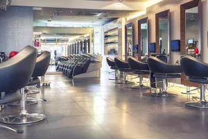 Ανοικτά Πέμπτες και Κυριακές κομμωτήρια και κουρεία