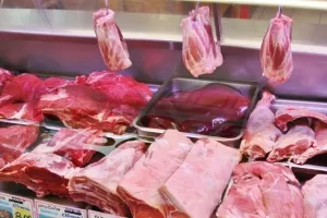 ΚΡΟΥΣΜΑ σε κρεοπωλείο υπεραγοράς (Λάρνακα) και εστιατόριο (Λευκωσία)