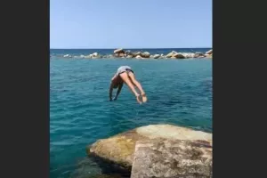 SMS και... βουτιά ο παικταράς (βίντεο)