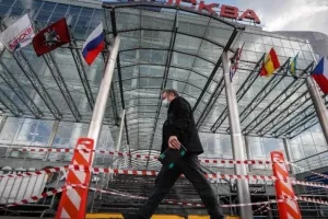 ΕΥΡΩΠΗ/ Χαλαρώνει με πολλή προσοχή τα μέτρα περιορισμού
