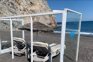 Εγκαταστάθηκαν οι πρώτες ξαπλώστρες με πλέξιγκλας