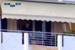 ΑΕΚτζής βλέπει το ματς από το μπαλκόνι του