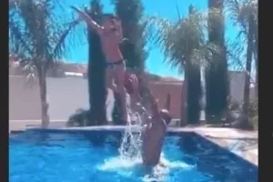 Παιχνίδια στην πισίνα! 