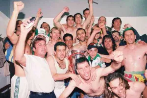 ΞΕΧΩΡΙΣΕ τον τελικό με τα... βαμμένα πράσινα μαλλιά/ "Πετύχαμε μια μεγαλειώδη νίκη" (Φώτος)