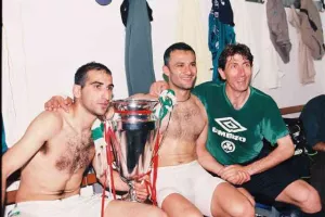 ΞΕΧΩΡΙΣΕ τον τελικό με τα... βαμμένα πράσινα μαλλιά/ "Πετύχαμε μια μεγαλειώδη νίκη" (Φώτος)