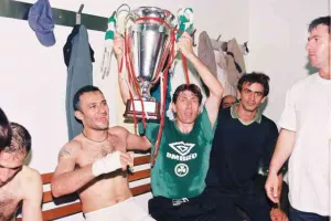 ΞΕΧΩΡΙΣΕ τον τελικό με τα... βαμμένα πράσινα μαλλιά/ "Πετύχαμε μια μεγαλειώδη νίκη" (Φώτος)