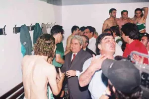 ΞΕΧΩΡΙΣΕ τον τελικό με τα... βαμμένα πράσινα μαλλιά/ "Πετύχαμε μια μεγαλειώδη νίκη" (Φώτος)