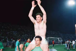 ΞΕΧΩΡΙΣΕ τον τελικό με τα... βαμμένα πράσινα μαλλιά/ "Πετύχαμε μια μεγαλειώδη νίκη" (Φώτος)
