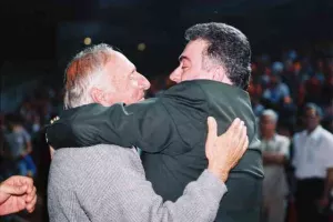 ΞΕΧΩΡΙΣΕ τον τελικό με τα... βαμμένα πράσινα μαλλιά/ "Πετύχαμε μια μεγαλειώδη νίκη" (Φώτος)