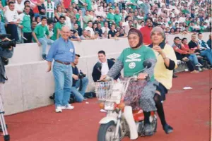 ΞΕΧΩΡΙΣΕ τον τελικό με τα... βαμμένα πράσινα μαλλιά/ "Πετύχαμε μια μεγαλειώδη νίκη" (Φώτος)