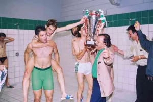 ΞΕΧΩΡΙΣΕ τον τελικό με τα... βαμμένα πράσινα μαλλιά/ "Πετύχαμε μια μεγαλειώδη νίκη" (Φώτος)