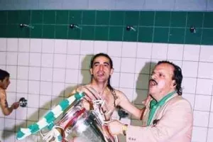 ΞΕΧΩΡΙΣΕ τον τελικό με τα... βαμμένα πράσινα μαλλιά/ "Πετύχαμε μια μεγαλειώδη νίκη" (Φώτος)