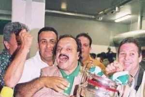 ΞΕΧΩΡΙΣΕ τον τελικό με τα... βαμμένα πράσινα μαλλιά/ "Πετύχαμε μια μεγαλειώδη νίκη" (Φώτος)